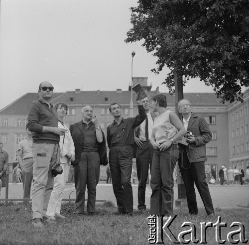 22 lipca–22 sierpnia 1965, Elbląg, woj. gdańskie, Polska.
I Biennale Form Przestrzennych w Elblągu. Od lewej stoją: Jerzy Fedorowicz, Anka Ptaszkowska, Henryk Stażewski, Wiesław Borowski.
Fot. Bogdan Łopieński, zbiory Ośrodka KARTA