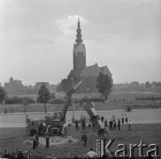 22 lipca–22 sierpnia 1965, Elbląg, woj. gdańskie, Polska.
I Biennale Form Przestrzennych w Elblągu. Montaż rzeźby Antoniego Milkowskiego 