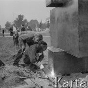 22 lipca–22 sierpnia 1965, Elbląg, woj. gdańskie, Polska.
I Biennale Form Przestrzennych w Elblągu. Montaż rzeźby Antoniego Milkowskiego (1 z lewej) 