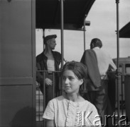 Lata 60., Polska.
Modelka na stacji kolejowej.
Fot. Bogdan Łopieński, zbiory Ośrodka KARTA