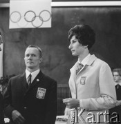 1968, Warszawa, Polska.
Sztangista Waldemar Baszanowski i lekkoatletka Irena Szewińska podczas uroczystości powitania polskich olimpijczyków po powrocie z Igrzysk Olimpijskich w Meksyku.
Fot. Bogdan Łopieński, zbiory Ośrodka KARTA