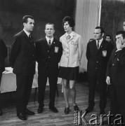 1968, Warszawa, Polska.
Powitanie polskich olimpijczyków po powrocie z Igrzysk Olimpijskich w Meksyku. Od lewej stoją: Józef Zapędzki, Waldemar Baszanowski, Irena Szewińska, Jerzy Kulej.
Fot. Bogdan Łopieński, zbiory Ośrodka KARTA