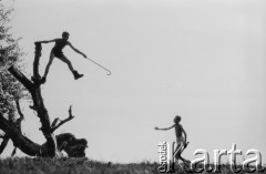 1963, Polska.
Scenograf Krzysztof Baumiller (z laską).
Fot. Bogdan Łopieński, zbiory Ośrodka KARTA