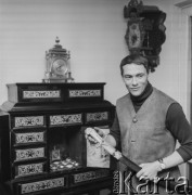Ok. 1969, Warszawa, Polska.
Malarz i kolekcjoner Franciszek Starowieyski.
Fot. Bogdan Łopieński, zbiory Ośrodka KARTA