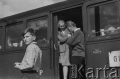 1957, Warszawa, Polska.
Pociąg jadący w kierunku Grójca podczas postoju na stacji Dworzec Południowy.
Fot. Bogdan Łopieński, zbiory Ośrodka KARTA