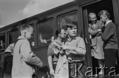 1957, Warszawa, Polska.
Pociąg jadący w kierunku Grójca podczas postoju na stacji Dworzec Południowy.
Fot. Bogdan Łopieński, zbiory Ośrodka KARTA