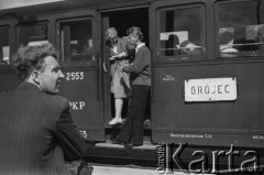 1957, Warszawa, Polska.
Pociąg jadący w kierunku Grójca podczas postoju na stacji Dworzec Południowy.
Fot. Bogdan Łopieński, zbiory Ośrodka KARTA