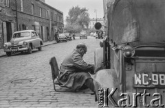 1962, Warszawa, Polska.
Mężczyzna przy samochodzie.
Fot. Bogdan Łopieński, zbiory Ośrodka KARTA