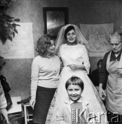 Lata 60., Polska.
Zdjęcie pamiątkowe wykonane w mieszkaniu panny młodej.
Fot. Bogdan Łopieński, zbiory Ośrodka KARTA