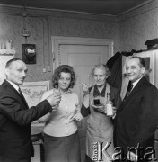 Lata 60., Polska.
Zdjęcie pamiątkowe wykonane w mieszkaniu panny młodej.
Fot. Bogdan Łopieński, zbiory Ośrodka KARTA