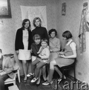 Lata 60., Polska.
Zdjęcie pamiątkowe wykonane w mieszkaniu panny młodej.
Fot. Bogdan Łopieński, zbiory Ośrodka KARTA