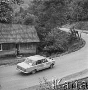 Lata 70., Polska.
Rajd samochodowy. Na fotografii samochód Fiat 126p.
Fot. Bogdan Łopieński, zbiory Ośrodka KARTA