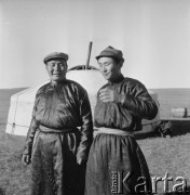 1969, Mongolia.
Mężczyźni przed jurtą.
Fot. Bogdan Łopieński, zbiory Ośrodka KARTA