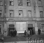 1963, Łódź, woj. łódzkie, Polska.
Gmach dworca Łódź Fabryczna z okolicznościową dekoracją z okazji 46-tej rocznicy rewolucji październikowej.
Fot. Bogdan Łopieński, zbiory Ośrodka KARTA
