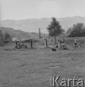 1974, Piwniczna-Zdrój, Polska.
Studenci bawią się na terenie dawnego cmentarza żydowskiego.
Fot. Bogdan Łopieński, zbiory Ośrodka KARTA