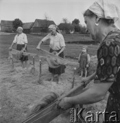 1965, Polska.
Międlenie lnu.
Fot. Bogdan Łopieński, zbiory Ośrodka KARTA