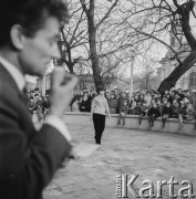 1969, Chełm, woj. lubelskie, Polska.
Pokaz mody. W tle cerkiew p.w. św. Jana Teologa.
Fot. Łopieński, zbiory Ośrodka KARTA