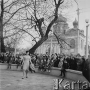 1969, Chełm, woj. lubelskie, Polska.
Pokaz mody. W tle cerkiew p.w. św. Jana Teologa.
Fot. Łopieński, zbiory Ośrodka KARTA
