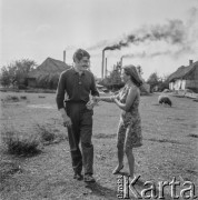 1967, Grybów, woj. krakowskie, Polska.
Młode małżeństwo. W tle kopalnia siarki.
Fot. Bogdan Łopieński, zbiory Ośrodka KARTA