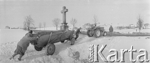 1969, Chełm, woj. lubelskie, Polska.
Holowanie.
Fot. Łopieński, zbiory Ośrodka KARTA