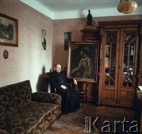 1964, Kosów Lacki, woj. warszawskie, Polska.
Proboszcz ks. Władysław Stępień przy obrazie 