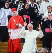 Czerwiec 1979, Kraków, woj. krakowskie, Polska.
I pielgrzymka Jana Pawła II do Polski. Z lewej prymas Polski kardynał Stefan Wyszyński, z prawej na dole prefekt Domu Papieskiego biskup Jacques Martin, powyżej ksiądz Stanisław Dziwisz, w drugim rzędzie, w środku prałat antykamery papieskiej ksiądz Juliusz Paetz. Na górze z prawej fotograf Arturo Mari.
Fot. Bogdan Łopieński, zbiory Ośrodka KARTA