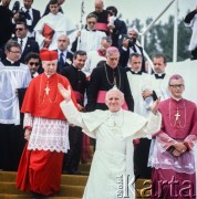 Czerwiec 1979, Kraków, woj. krakowskie, Polska.
I pielgrzymka Jana Pawła II do Polski. Za Ojcem Świętym z lewej prymas Polski kardynał Stefan Wyszyński, z prawej  metropolita krakowski arcybiskup Franciszek Macharski. W rzędzie powyżej, w środku, prałat antykamery papieskiej ksiądz Juliusz Paetz, prefekt Domu Papieskiego biskup Jacques Martin, ksiądz Stanisław Dziwisz.
Fot. Bogdan Łopieński, zbiory Ośrodka KARTA