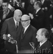 Ok. 1970, Polska.
I sekretarz KC PZPR Władysław Gomułka (w centrum), za nim premier PRL Józef Cyrankiewicz.
Fot. Bogdan Łopieński, zbiory Ośrodka KARTA