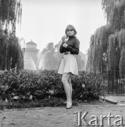 1966, Warszawa, Polska.
Aktorka Magdalena Zawadzka pozuje na tle rezerwuaru, będącego częścią miejskiego wodociągu, który został zaprojektowany przez Henryka Marconiego na wzór Świątyni Westy w Tivoli.
Fot. Bogdan Łopieński, zbiory Ośrodka KARTA