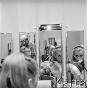 1966, Warszawa, Polska.
Aktorka Magdalena Zawadzka przed lustrem.
Fot. Bogdan Łopieński, zbiory Ośrodka KARTA