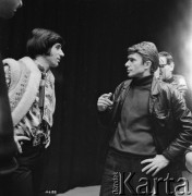 1965, Polska.
Czesław Niemen i Marek Piwowski na planie filmowym 