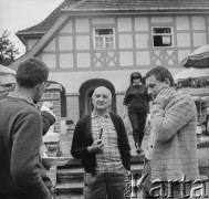 1965, Osieki, woj. koszalińskie, Polska.
W centrum Henryk Stażewski.
Fot. Bogdan Łopieński, zbiory Ośrodka KARTA