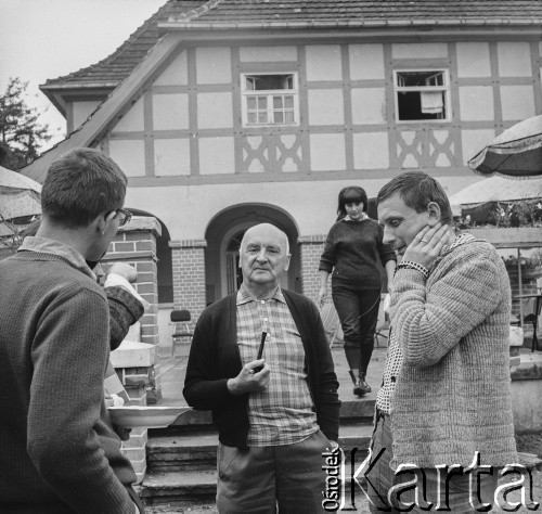 1965, Osieki, woj. koszalińskie, Polska.
W centrum Henryk Stażewski.
Fot. Bogdan Łopieński, zbiory Ośrodka KARTA