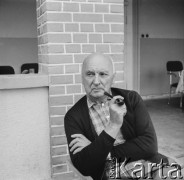 1965, Osieki, woj. koszalińskie, Polska.
Henryk Stażewski z fajką.
Fot. Bogdan Łopieński, zbiory Ośrodka KARTA