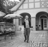 1965, Osieki, woj. koszalińskie, Polska.
Henryk Stażewski z fajką.
Fot. Bogdan Łopieński, zbiory Ośrodka KARTA