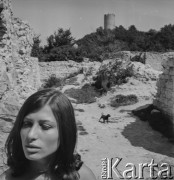 Lata 60., Kazimierz Dolny, woj. lubelskie, Polska.
Portret kobiety na tle ruin zamku.
Fot. Bogdan Łopieński, zbiory Ośrodka KARTA