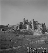 1968, Ogrodzieniec, woj. katowickie, Polska.
Ruiny średniowiecznego zamku, wzniesionego w systemie Orlich Gniazd w Jurze Krakowsko-Częstochowskiej.
Fot. Bogdan Łopieński, zbiory Ośrodka KARTA