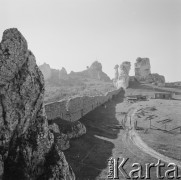 1968, Ogrodzieniec, woj. katowickie, Polska.
Ruiny średniowiecznego zamku, wzniesionego w systemie Orlich Gniazd w Jurze Krakowsko-Częstochowskiej.
Fot. Bogdan Łopieński, zbiory Ośrodka KARTA
