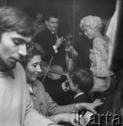 Lata 60., Kraków, woj. krakowskie, Polska.
Występ w Piwnicy pod Baranami. Po prawej siedzi Halina Mikołajska.
Fot. Bogdan Łopieński, zbiory Ośrodka KARTA