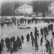 1966, Warszawa, Polska.
Przygotowanie do rajdu samochodowego na placu przed Stadionem Dziesięciolecia.
Fot. Bogdan Łopieński, zbiory Ośrodka KARTA