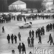 1966, Warszawa, Polska.
Przygotowanie do rajdu samochodowego na placu przed Stadionem Dziesięciolecia.
Fot. Bogdan Łopieński, zbiory Ośrodka KARTA