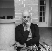 1965, Osieki, woj. koszalińskie, Polska.
Henryk Stażewski z fajką.
Fot. Bogdan Łopieński, zbiory Ośrodka KARTA