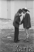 1973, Łącko, woj. krakowskie, Polska.
Władysław Hasior w stroju zakopiańskim podczas Święta Kwitnącej Jabłoni.
Fot. Bogdan Łopieński, zbiory Ośrodka KARTA