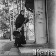 19.08.1968, Garbarka, woj. białostockie, Polska.
Święto Przemienienia Pańskiego. Prawosławna zakonnica niosąca lichtarz.
Fot. Bogdan Łopieński, zbiory Ośrodka KARTA 
