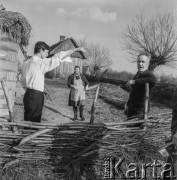 Lata 60., Kampinos, woj. warszawskie, Polska.
Wieśniacy.
Fot. Bogdan Łopieński, zbiory Ośrodka KARTA