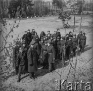 Ok. 1970, Polska.
Studentki Akademii Medycznej podczas studium wojskowego.
Fot. Bogdan Łopieński, zbiory Ośrodka KARTA