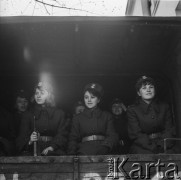 Ok. 1970, Polska.
Studentki Akademii Medycznej podczas studium wojskowego.
Fot. Bogdan Łopieński, zbiory Ośrodka KARTA