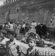 1971, prawdopodobnie Kair, Egipt.
Handel uliczny.
Fot. Bogdan Łopieński, zbiory Ośrodka KARTA