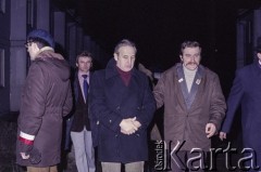 16.12.1980, Gdańsk, woj. gdańskie, Polska.
Odłonięcie Pomnika Poległych Stoczniowców 1970. Od prawej Lech Wałęsa i Andrzej Wajda, w tle Mieczysław Wachowski.
Fot. Bogdan Łopieński, zbiory Ośrodka KARTA
