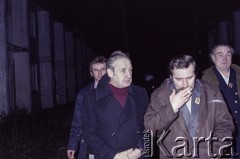 16.12.1980, Gdańsk, woj. gdańskie, Polska.
Odłonięcie Pomnika Poległych Stoczniowców 1970. Na pierwszym planie od prawej Lech Wałęsa i Andrzej Wajda. Z tyłu od prawej Henryk Mażul i Mieczysław Wachowski.
Fot. Bogdan Łopieński, zbiory Ośrodka KARTA